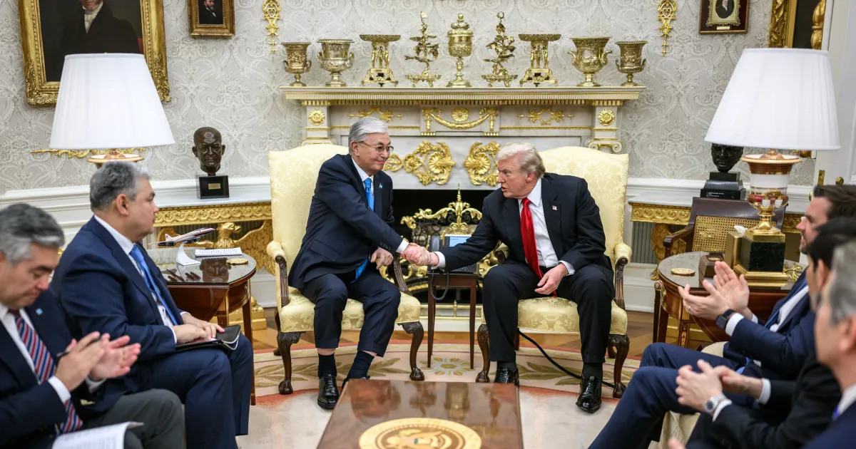A kazah elnök, Kaszim Zsomart Tokajev kezet ráz Donald Trump amerikai elnökkel