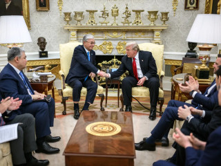 A kazah elnök, Kaszim Zsomart Tokajev kezet ráz Donald Trump amerikai elnökkel