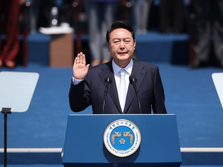 Yoon Suk Yeol dél-koreai elnök leteszi az esküt