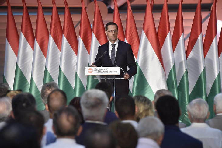 Varga Mihály kiállt az euró mellett - erős üzenetet küldve a jegybankelnöknek
