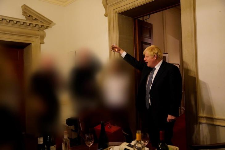 Boris Johnson egy kolléga búcsúztatóján a Downing Streeten 2020. november 13-án. Fotó: No 10 Official Photographer/Wikipédia