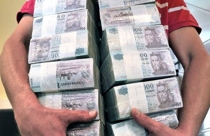 Mit rejt a boríték? Emelkedtek a magyarok fizetései