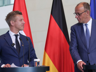 Magyar Péter miniszterelnök (b) és Friedrich Merz német kancellár a megbeszélésüket követő sajtóértekezleten a berlini kancellárián 2026. június 2-án.