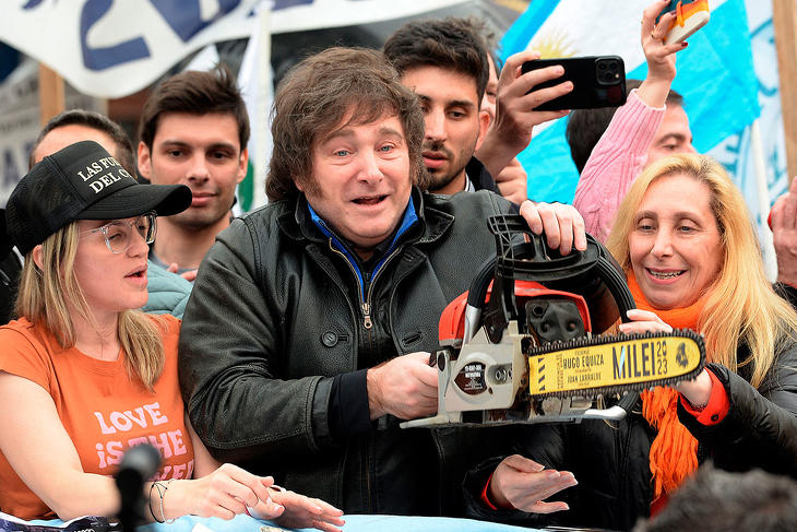 A Javier Miley le gustó mucho: aquí posa en la campaña con solo una motosierra.