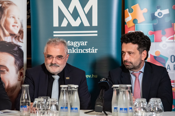 Bugár Csaba, a Magyar Államkincstár elnöke és Tóth Tibor, a Pénzügyminisztérium államtitkára a Legyél Te is Pénzügyi Junior Klasszis! pénzügyi tudatossági verseny beharangozó sajtótájékoztatóján.
