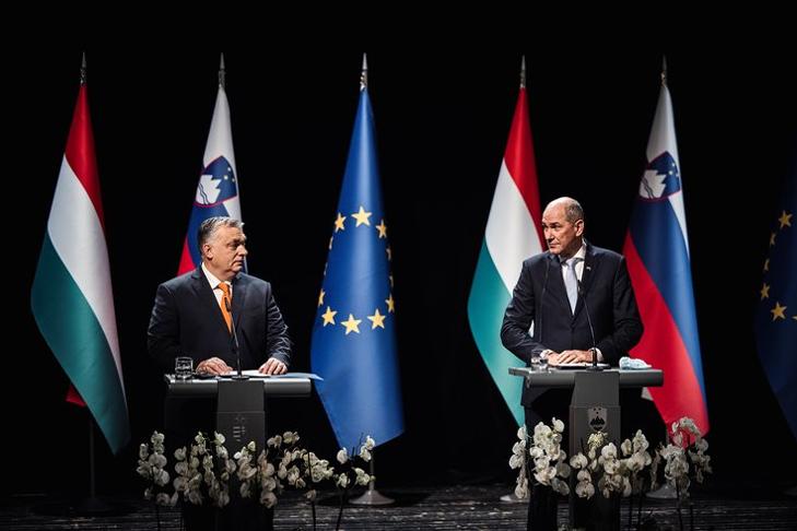 Orbán Viktor miniszterelnök és Janez Jansa szlovén kormányfő a találkozójukat követően tartott sajtótájékoztatón Lendván 2022. február 21-én. MTI/Miniszterelnöki Sajtóiroda/Fischer Zoltán