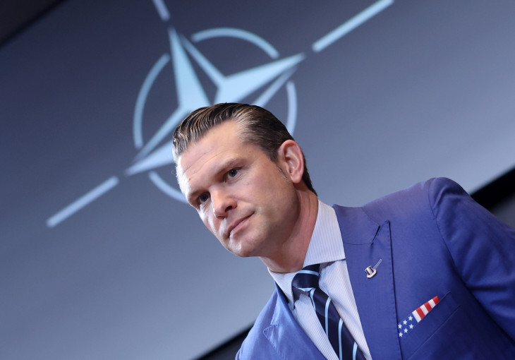 Pete Hegseth amerikai védelmi miniszter a NATO-tagországok védelmi minisztereinek tanácskozásán Brüsszelben 2025 februárjában. Amerika lépései nyomán új világ jön a NATO-ban