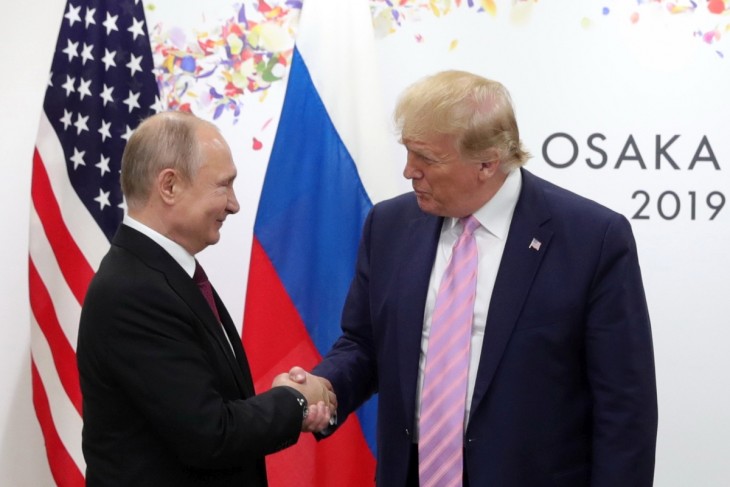 Vlagyimir Putyin orosz és Donald Trump amerikai elnök kezet fog a G20 csúcstalálkozóján 2019-ben. Vajon találkoznak még? Fotó: MTI/EPA/Mihail Klimentyev