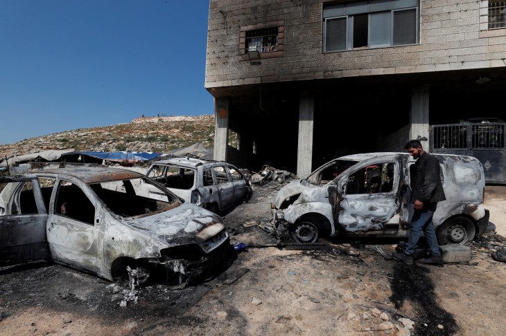 Izraeli telepesek által felgyújtott ház és autók a ciszjordániai Ramallah közelében 2024. április 13-án – ebben a támadásban egy palesztin vesztette életét   