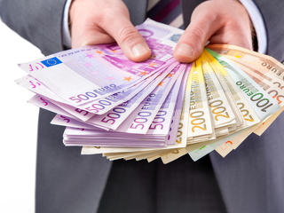 Most kiderül, venni vagy eladni érdemes az otthon lapuló eurót