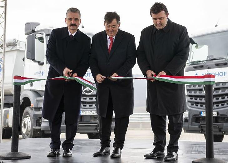 Mészáros Lőrinc átadta saját kamionparkolóját 