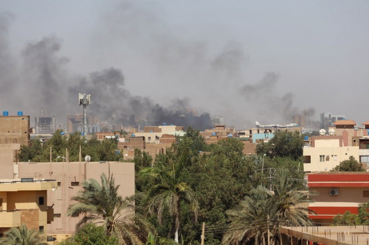 Tűzharc füstje lengi be a szudáni fővárost, Kartúmot 2023. április 19-én, amikor egynapos országos tűzszünet van érvényben a szembenálló felek közt. Fotó: MTI/EPA/STRINGER 