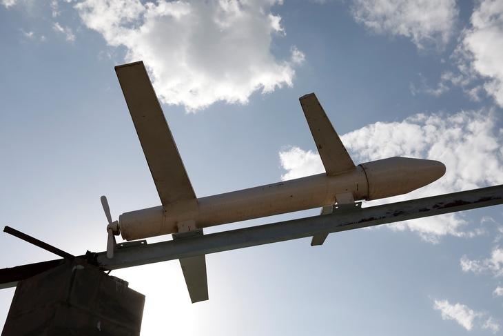 A húszik egy drón-utánzata a jemeni Szanaaban 2022. január 17-én. EPA/YAHYA ARHAB 