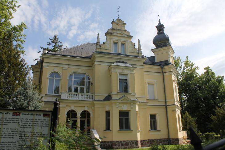 A Thanhoffer-villát is hirdetik az Airbnb-n