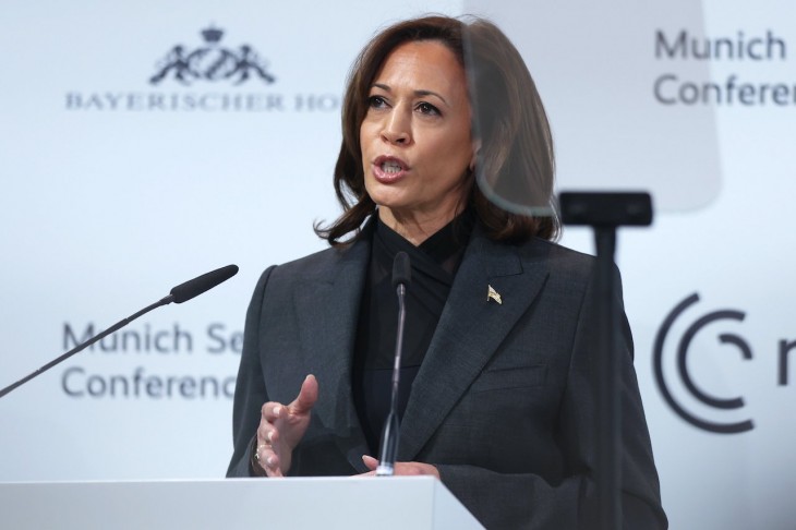 Kamala Harris amerikai alelnök felszólal a müncheni biztonságpolitikai konferencián 2023. február 18-án. Fotó: MTI/EPA/Pool/Getty Images/Johannes Simon