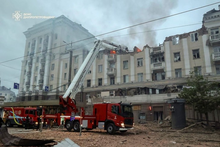 Tűzoltók küzdenek a lángok megfékezésén a legutóbbi orosz rakétatámadásban súlyosan megrongálódott lakóépületnél az ukrajnai Dnyipróban 2024. április 19-én. A légicsapás következtében legkevesebb két ember életét vesztette, 16 megsebesült.