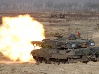 Német katonák gyakorlatoznak egy Leopard 2 tankkal. Fotó: EPA/VALDA KALNINA