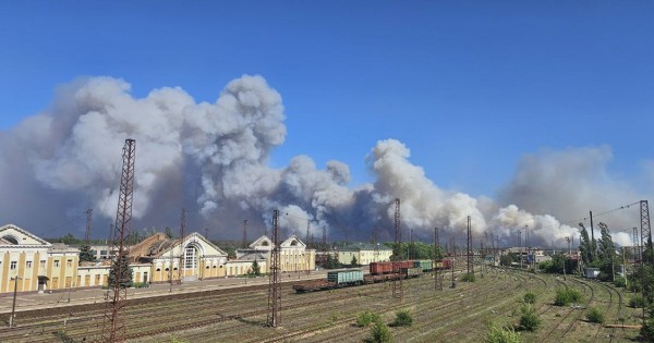Liman vasútállomása fölött hatalmas füst gomolyog