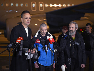 A sajtó és hozzátartozók fogadták Szijjártó Péteréket Budapesten