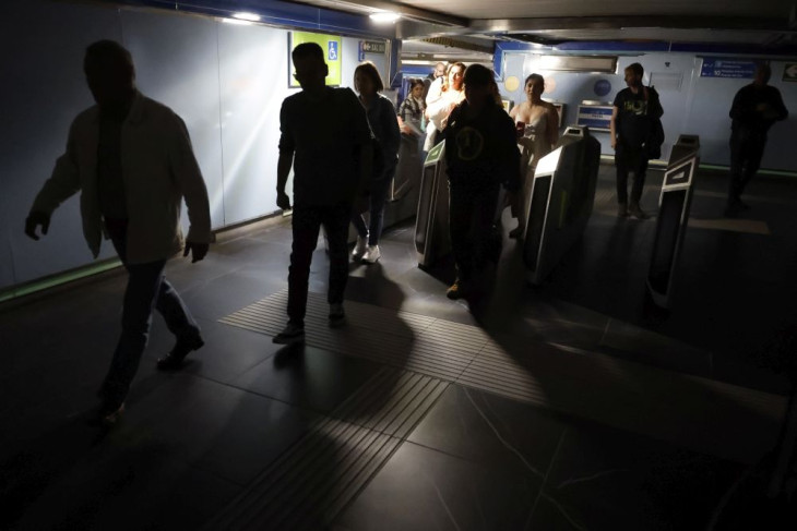 Utasok egy madridi metróállomásról távoznak 