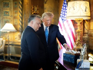 Orbán Viktor kormányfő és Donald Trump korábbi amerikai elnök Trump floridai rezidenciáján, Mar-a-Lagóban 2024. március 8-án. Fotó: MTI/Miniszterelnöki Sajtóiroda/Fischer Zoltán