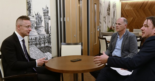 Orbán Viktor váratlanul felhívta Szijjártó Pétert, miközben interjút készítettünk a külügyminiszterrel