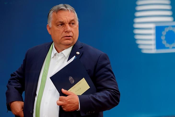 Tárgyalás nélkül emeli a kormány 200 ezerre a minimálbért?