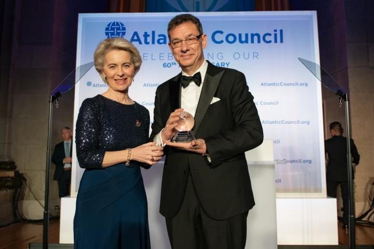 Kérdőjeles üzlet. Ursula von der Leyen, az Európai Bizottság elnöke és Albert Bourla, a Pfizer vezérigazgatója az Atlantic Council díjátadó eseményén, ahol őket is díjazták. Fotó: Atlantic Council