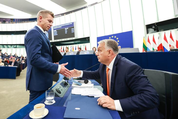 Magyar Péter és Orbán Viktor kézfogása Strasbourgban az EP-ülésén 2024. október 9-én