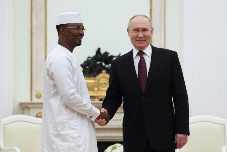 Mahamat Idriss Déby, Csád Átmeneti Katonai Tanácsának elnöke (b) és Vlagyimir Putyin orosz elnök (j)