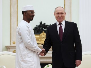 Mahamat Idriss Déby, Csád Átmeneti Katonai Tanácsának elnöke (b) és Vlagyimir Putyin orosz elnök (j)