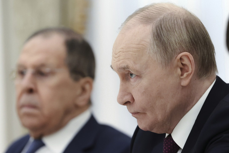 Vlagyimir Putyin orosz elnök és Szergej Lavrov orosz külügyminiszter – a Kremlnek az amerikai viszony csak másodlagos    