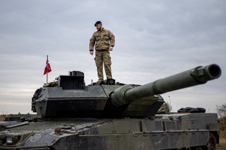  Dán katona egy Leopard 2 harckocsin egy nemzetközi harckocsizó hadgyakorlaton a németországi Grafenwöhr lőterén 2025. február 11-én. A manőverekben amerikai, dán, olasz svájci és szlovén egységek vesznek részt. 