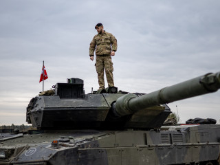  Dán katona egy Leopard 2 harckocsin egy nemzetközi harckocsizó hadgyakorlaton a németországi Grafenwöhr lőterén 2025. február 11-én. A manőverekben amerikai, dán, olasz svájci és szlovén egységek vesznek részt. 