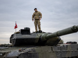  Dán katona egy Leopard 2 harckocsin egy nemzetközi harckocsizó hadgyakorlaton a németországi Grafenwöhr lőterén 2025. február 11-én. A manőverekben amerikai, dán, olasz svájci és szlovén egységek vesznek részt. 