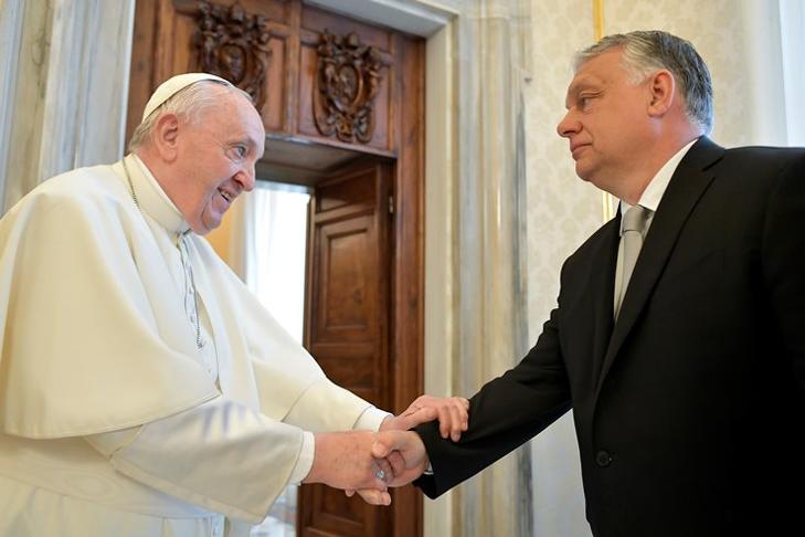 Ferenc pápa és Orbán Viktor a Vatikánban 2022. április 21-én. MTI/Vatikáni Média