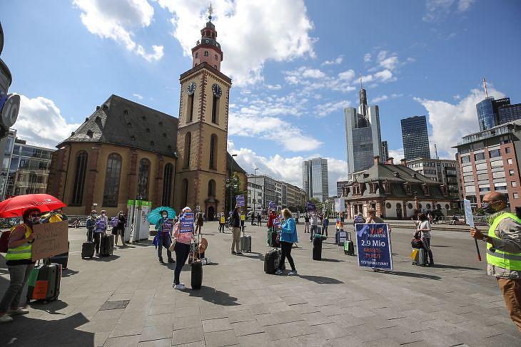 Turisztikai cégek dolgozói tüntetnek támogatásért Frankfurtban 2020. április 29-én. EPA/ARMANDO BABANI