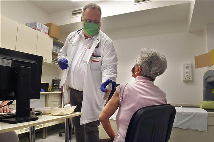 Szepesvári Szabolcs, a Kiskunhalasi Semmelweis Kórház igazgatója beolt egy pácienst a Pfizer-BioNtech koronavírus elleni vakcinájával a kórház egyik oltópontján 2021. március 7-én. (Fotó: MTI/Máthé Zoltán)