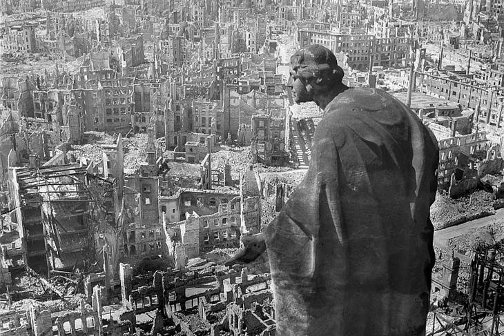 A porig bombázott Drezda a második világháború végén. Ez a pusztítás még nem volt elég, hogy megadják magukat a németek, ahhoz Berlint is el kellett foglalni. Fotó: Wikimedia