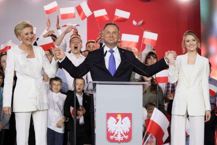 Andrzej Duda feleségével és lányával (korábbi felvétel) – a lengyel elnök képmutatással vádolja Brüsszelt