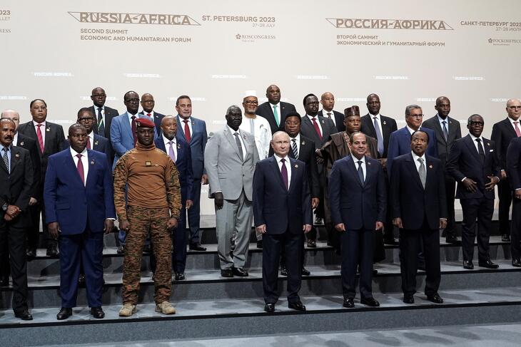 Érdekükben állt ott állni? Vlagyimir Putyin orosz elnök és Abd el-Fattáh esz-Szíszi egyiptomi elnök az Oroszország-Afrika gazdasági és humanitárius fórum csoportképén Szentpéterváron 2023. július 28-án