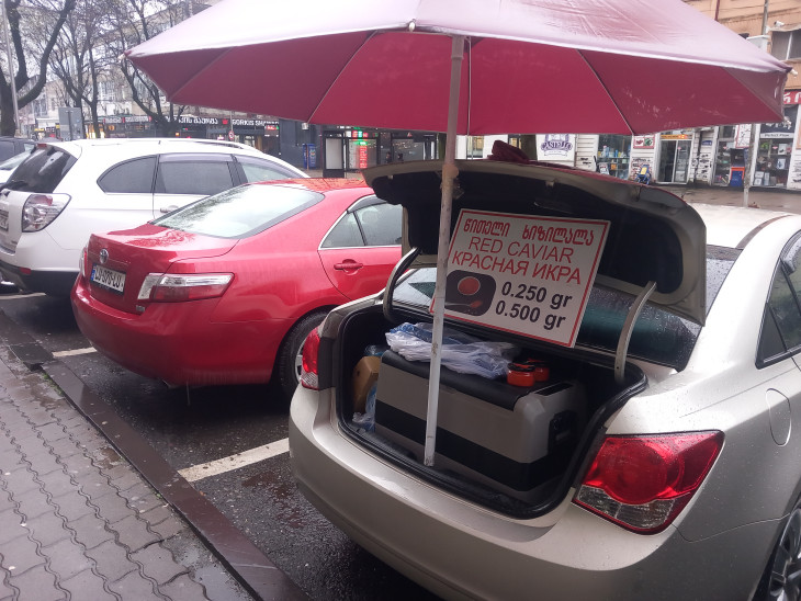 Esőben sem állhat le a biznisz