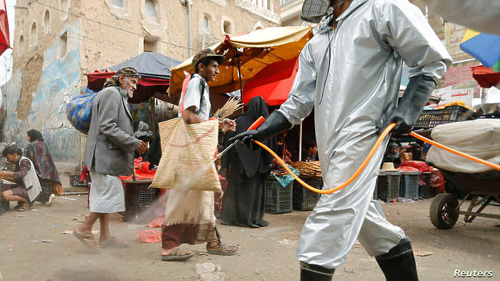 Egészségügyi dolgozó fertőtlenít Jemenben, Szanaa egyik piacán, 2020. április 28-án. (Fotó: Reuters)