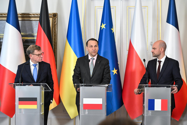 Johann Wadephul német, Radoslaw Sikorski lengyel külügyminiszter és Jean-Noel Barrot francia Európa-ügyi és külügyminiszter (b-j) a Francia-, Lengyel- és Németország alkotta úgynevezett weimari háromszög külügyminisztereinek varsói találkozóján tartott sajtóértekezleten 2025. szeptember 29-én. 