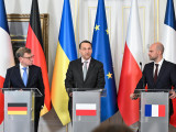Johann Wadephul német, Radoslaw Sikorski lengyel külügyminiszter és Jean-Noel Barrot francia Európa-ügyi és külügyminiszter (b-j) a Francia-, Lengyel- és Németország alkotta úgynevezett weimari háromszög külügyminisztereinek varsói találkozóján tartott sajtóértekezleten 2025. szeptember 29-én. 