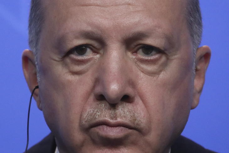 A török államfő nem könnyű ellenfél. Fotó: MTI/AP/Reuters pool/Yves Herman