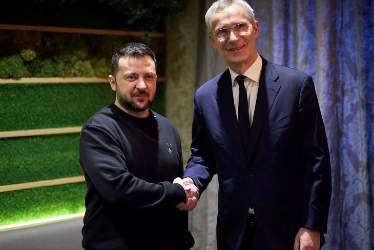 Ezek az erőfeszítések nem teszik a NATO-t a konfliktus részesévé, de fokozzák Ukrajnának nyújtott támogatásunkat az önvédelemhez való jogának fenntartásában - húzta alá Stoltenberg főtitkár