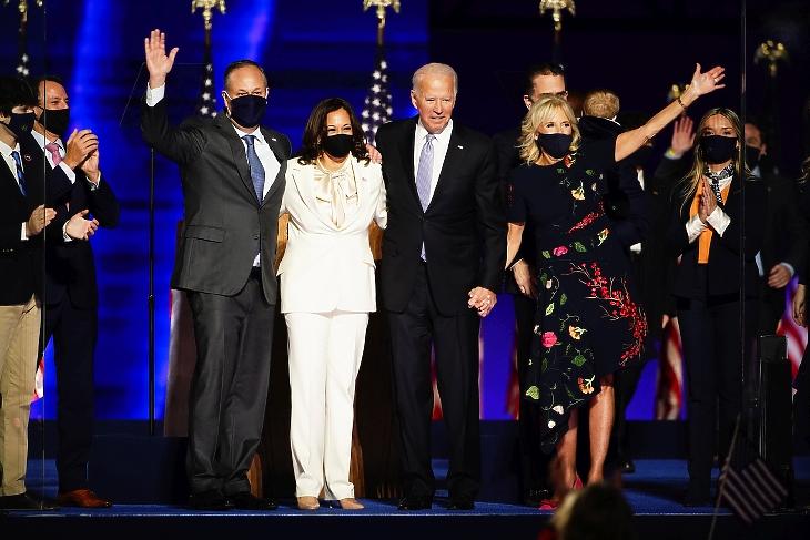 Joe Biden és felesége, Jill Niden, valamint Kamala Harris és férje, Doug Emhoff a színpadon a Delaware állambeli Wilmingtonban rendezett ünnepségen 2020. november 7-én. MTI/EPA/Jim Lo Scalzo 
