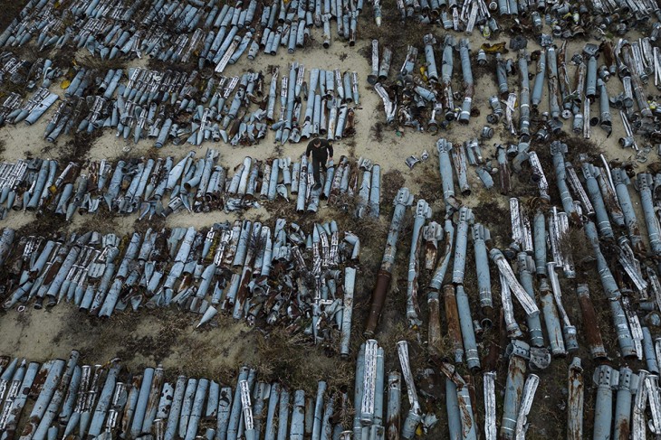 Egy katona megy az összegyűjtött orosz rakéták maradványai között a kelet-ukrajnai Harkivban 2022. december 22-én - nincs még végtelen mennyiség ott, ahonnan ezek jöttek. Fotó: MTI/AP/Jevhen Maloletka 