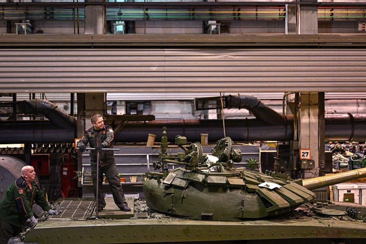 Kézzel szerelnek készre egy tankot az Uralvagonzagod üzemben. A hatékonyság most kevésbé számít.